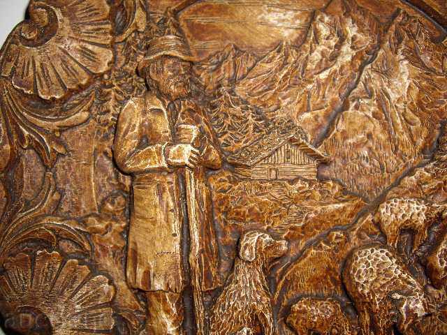 Auction an old wall plate with fine carving in perfect quality Auction an old wall plate with fine carving in perfect quality