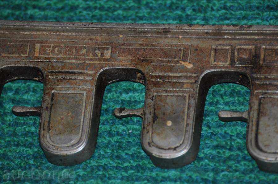 Auction  Iron hanger