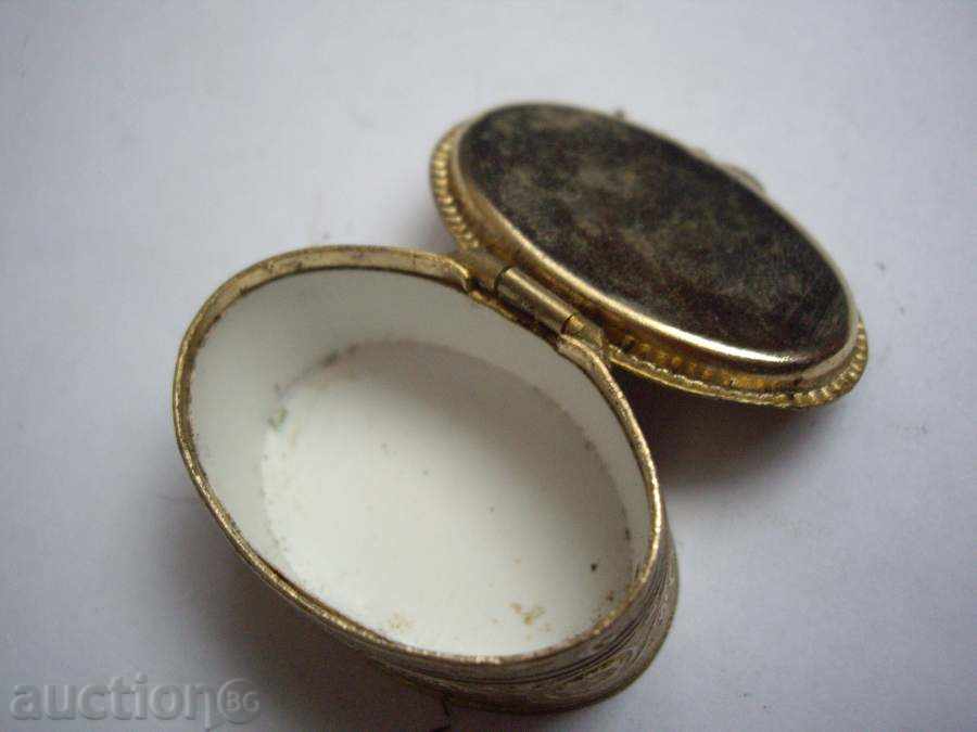 A little interesting jewelry box with price 15.00 BGN | € 7.67 A little interesting jewelry box with price 15.00 BGN | € 7.67