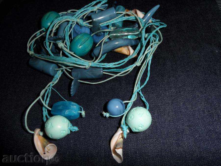 Κολιέ σε ένα ωραίο μπλε Κολιέ σε ένα ωραίο μπλε