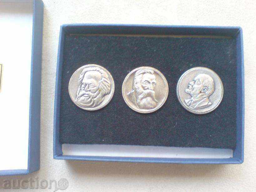 нещо като плакети