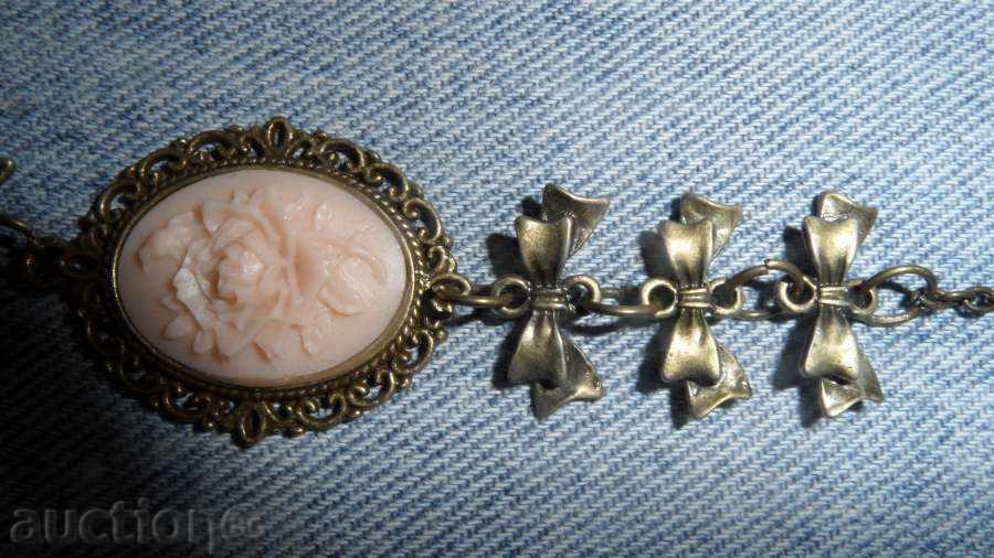 ROSE ROSE όπως Gema, Kameya, σούπερ είναι το DjKv με τιμή 49.00 BGN | € 25.05 ROSE ROSE όπως Gema, Kameya, σούπερ είναι το DjKv με τιμή 49.00 BGN | € 25.05