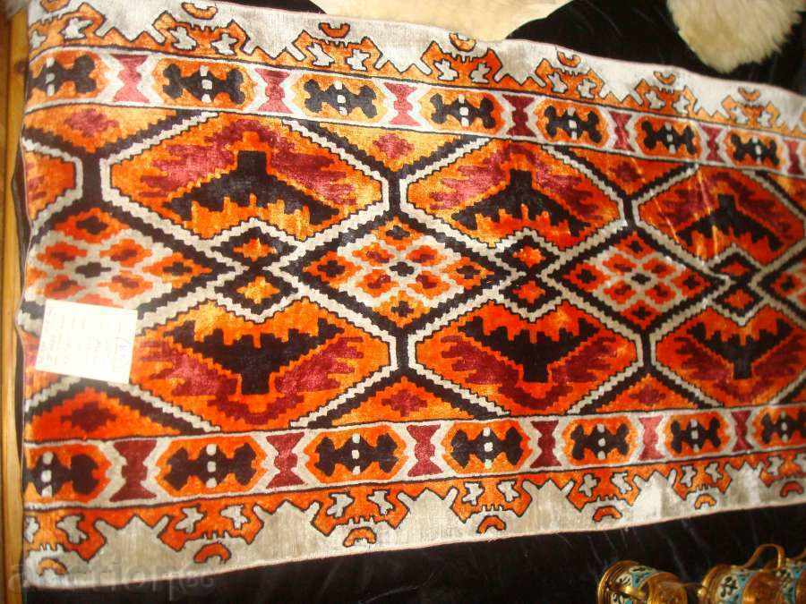 Кувьор за стена,Великолепен "фъкан"плюшен,килим560х1100мм.