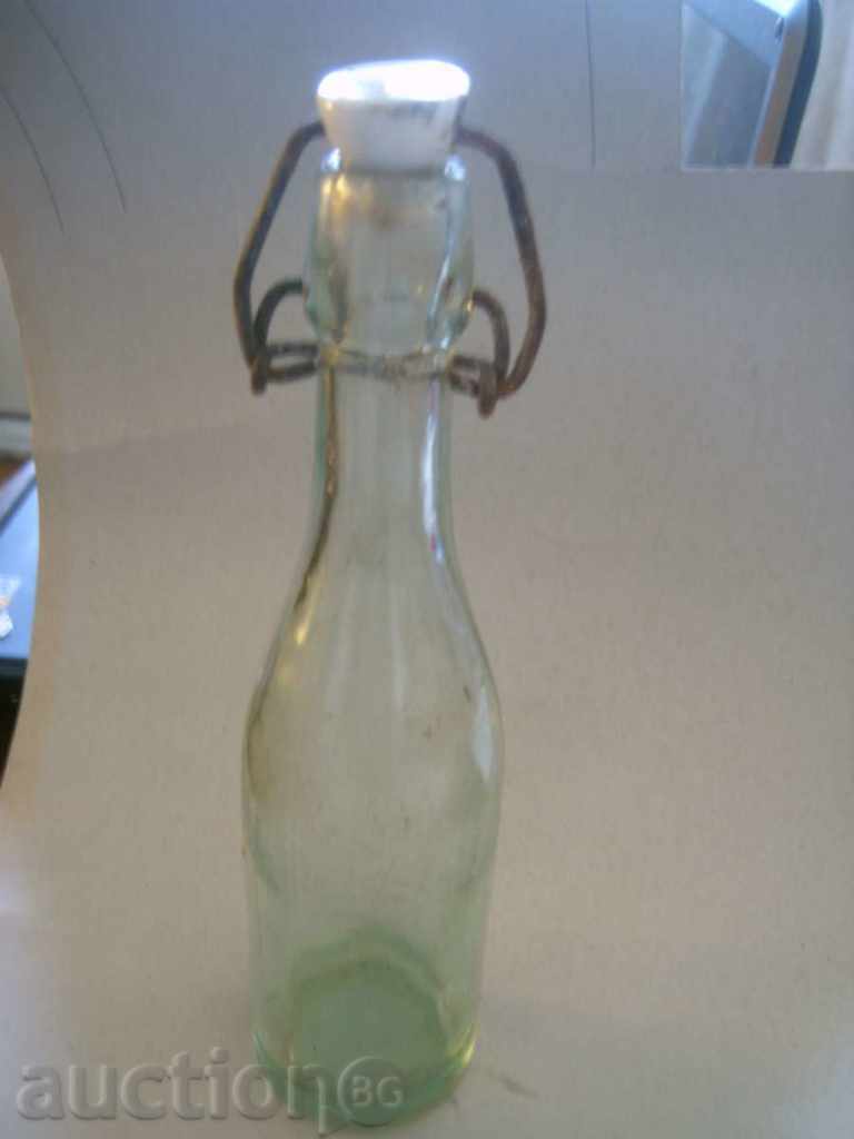 Лимонадена бутилка с надпис "Лимонада"