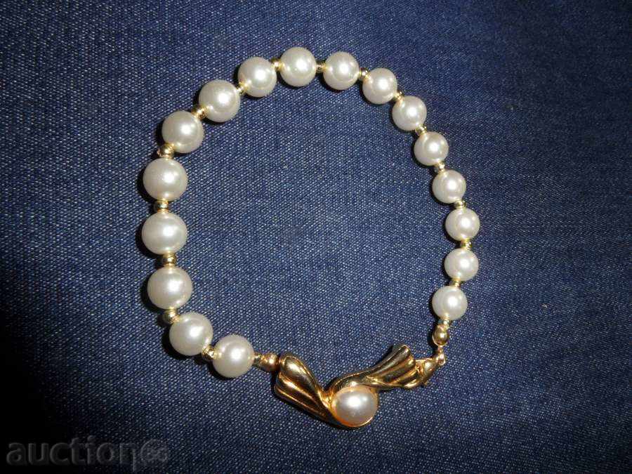 Pearl bead with a spectacular element