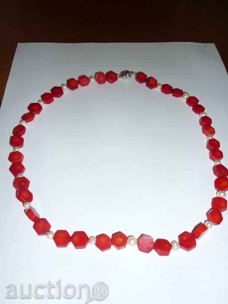 Margele de poligonal roșu coral și perle