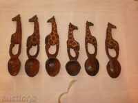 Set of mahogany scoops with giraffe handle