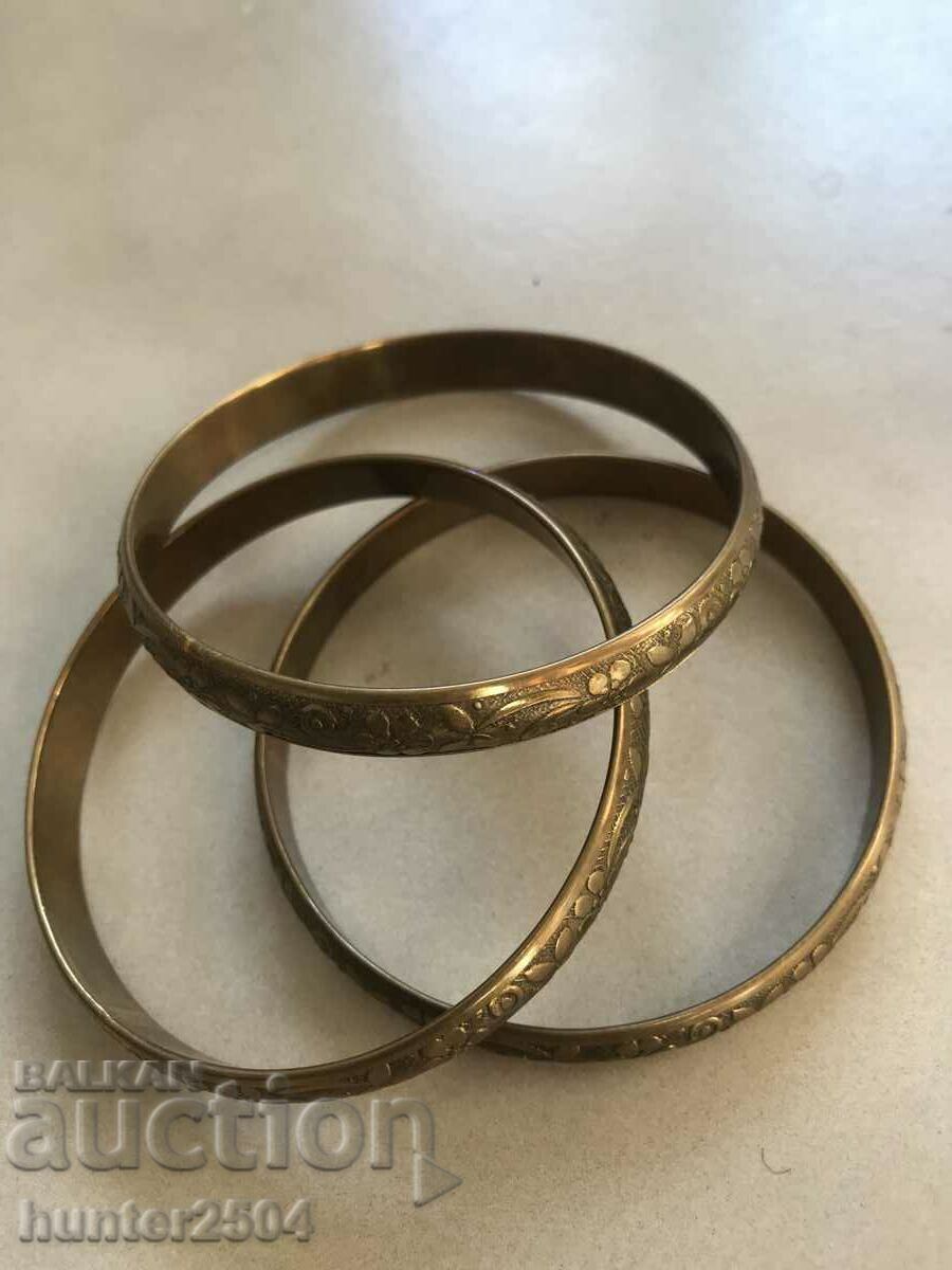 3 гривни- жълт метал с вътрешен диаметър 67 мм. ЛОТ