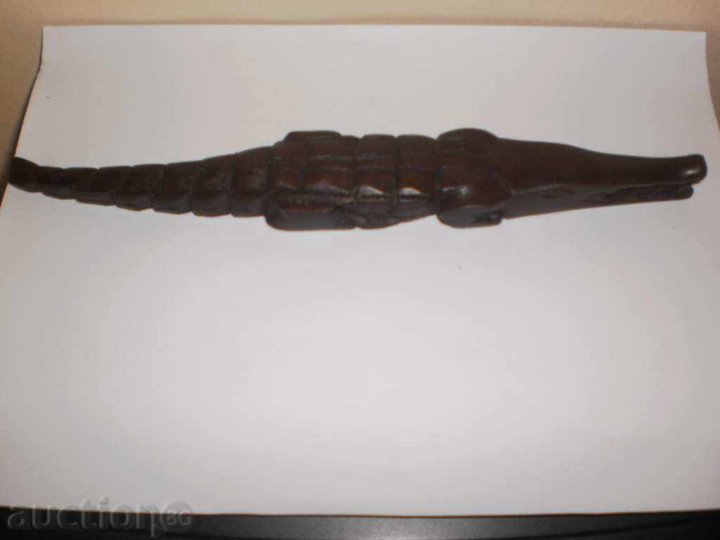 figura de crocodil din lemn de abanos