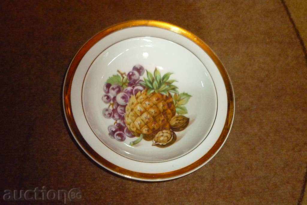 Auction An old porcelain dish Auction An old porcelain dish