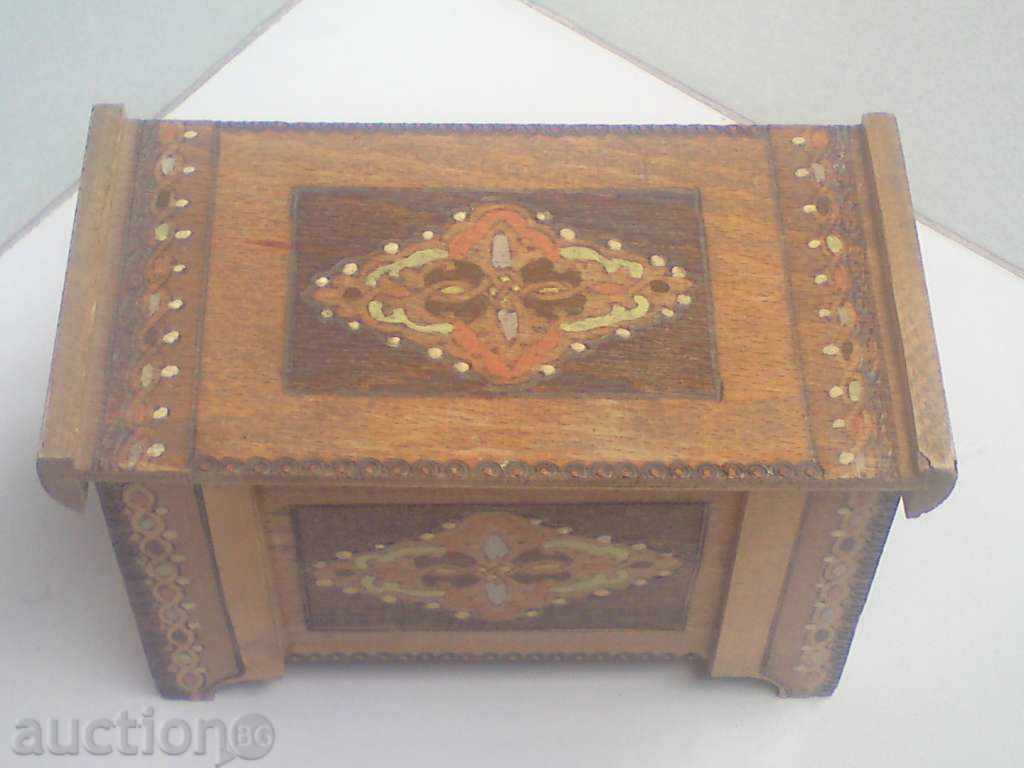 Стара дървена кутийка за бижута - пирография