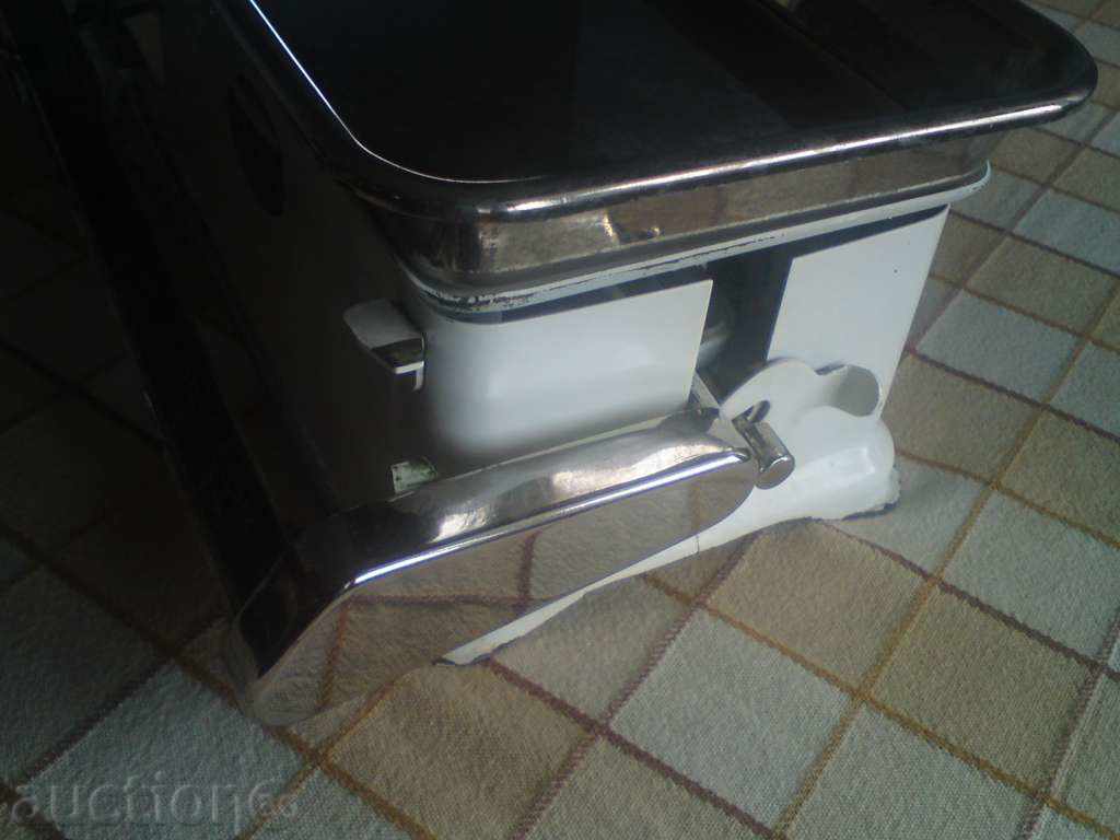 Auction Old metal scale Auction Old metal scale