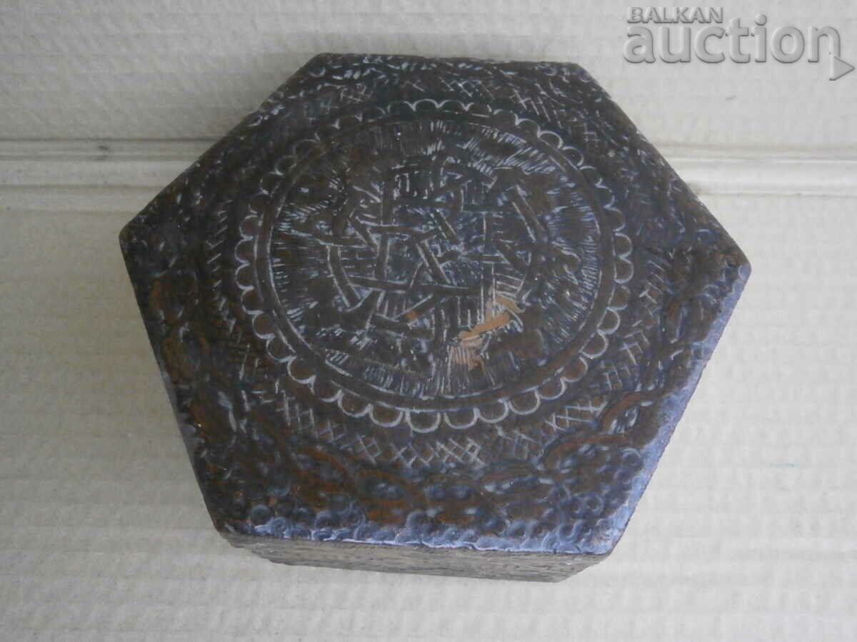 Box perimeter with buttons with price 45.00 BGN | € 23.01 Box perimeter with buttons with price 45.00 BGN | € 23.01