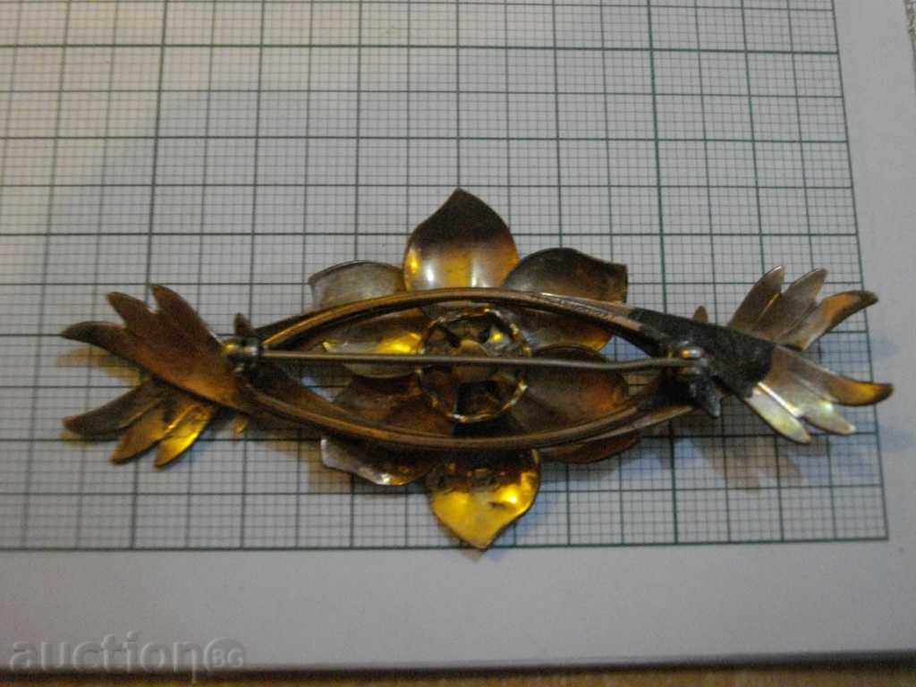 Brooch with golden metal with flower in the middle / 8.2 g / with price 20.00 BGN | € 10.23 Brooch with golden metal with flower in the middle / 8.2 g / with price 20.00 BGN | € 10.23