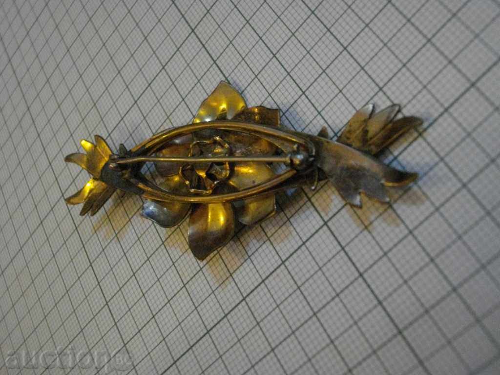 Auction Brooch with golden metal with flower in the middle / 8.2 g / Auction Brooch with golden metal with flower in the middle / 8.2 g /