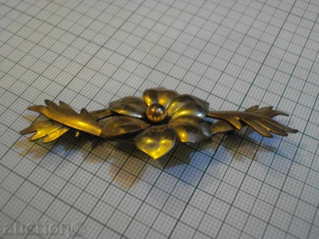 Delivery of Brooch with golden metal with flower in the middle / 8.2 g / Delivery of Brooch with golden metal with flower in the middle / 8.2 g /