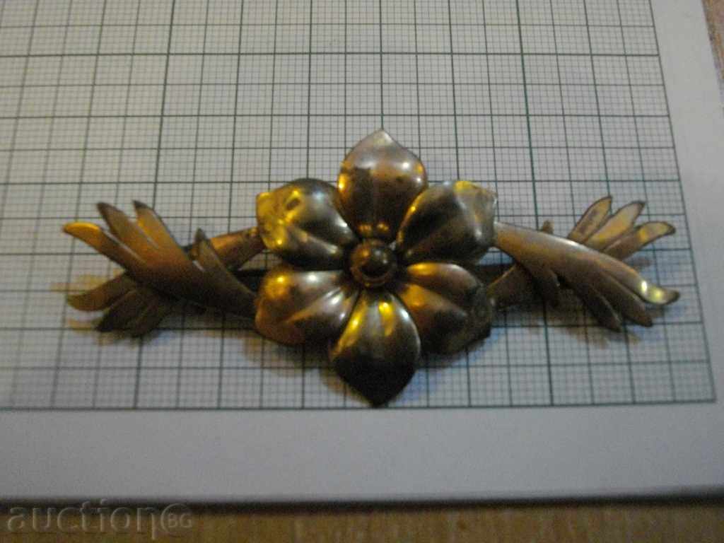Επιχρυσωμένο μέταλλο καρφίτσα με ένα λουλούδι στη μέση / 8.2 g. /