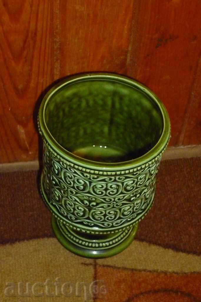 Auction Antique majolica, fine porcelain, exquisite vase Auction Antique majolica, fine porcelain, exquisite vase