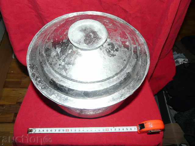 Auction an old copper vessel with a lid Auction an old copper vessel with a lid