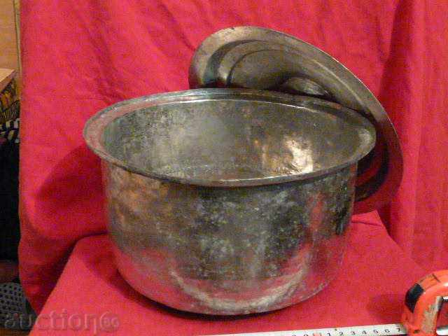 Delivery of an old copper vessel with a lid Delivery of an old copper vessel with a lid