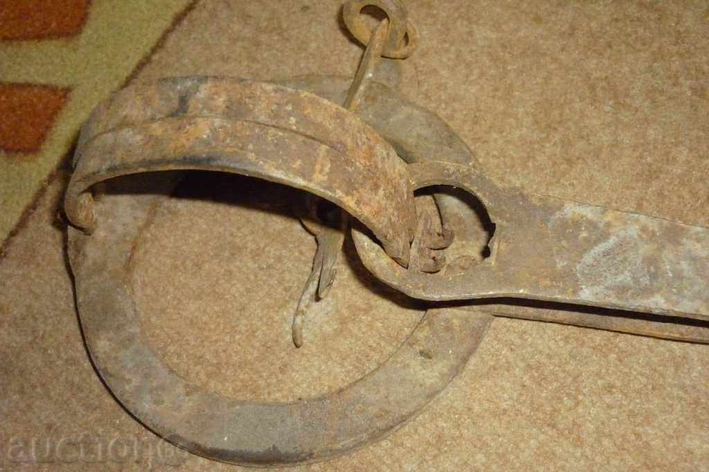 An antique hand forged trap - 5 An antique hand forged trap - 5