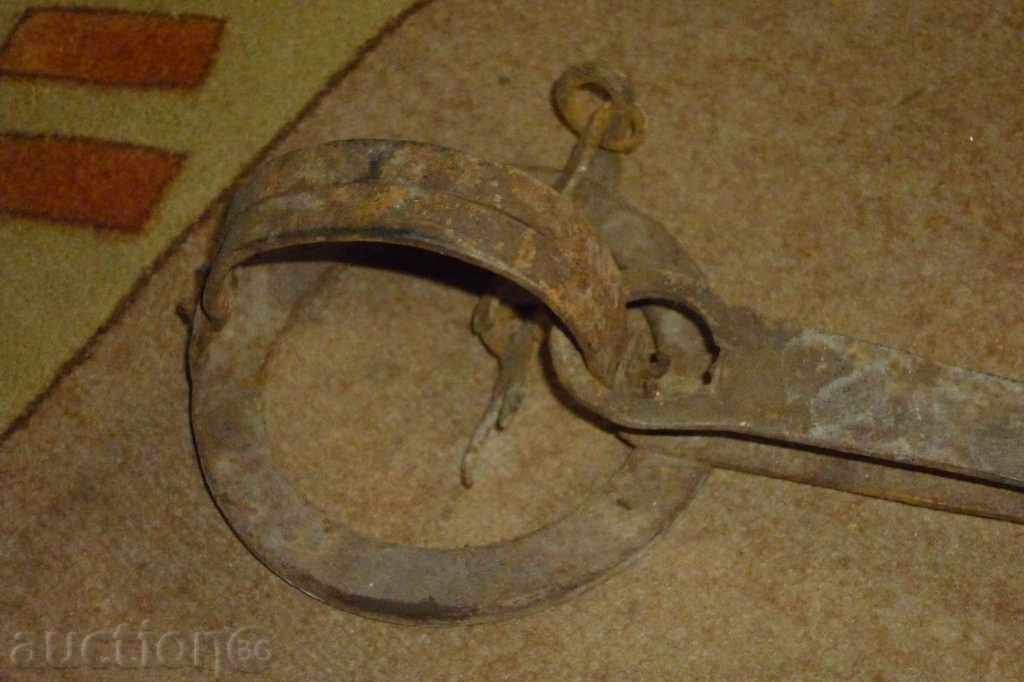 An antique hand forged trap - 6 An antique hand forged trap - 6