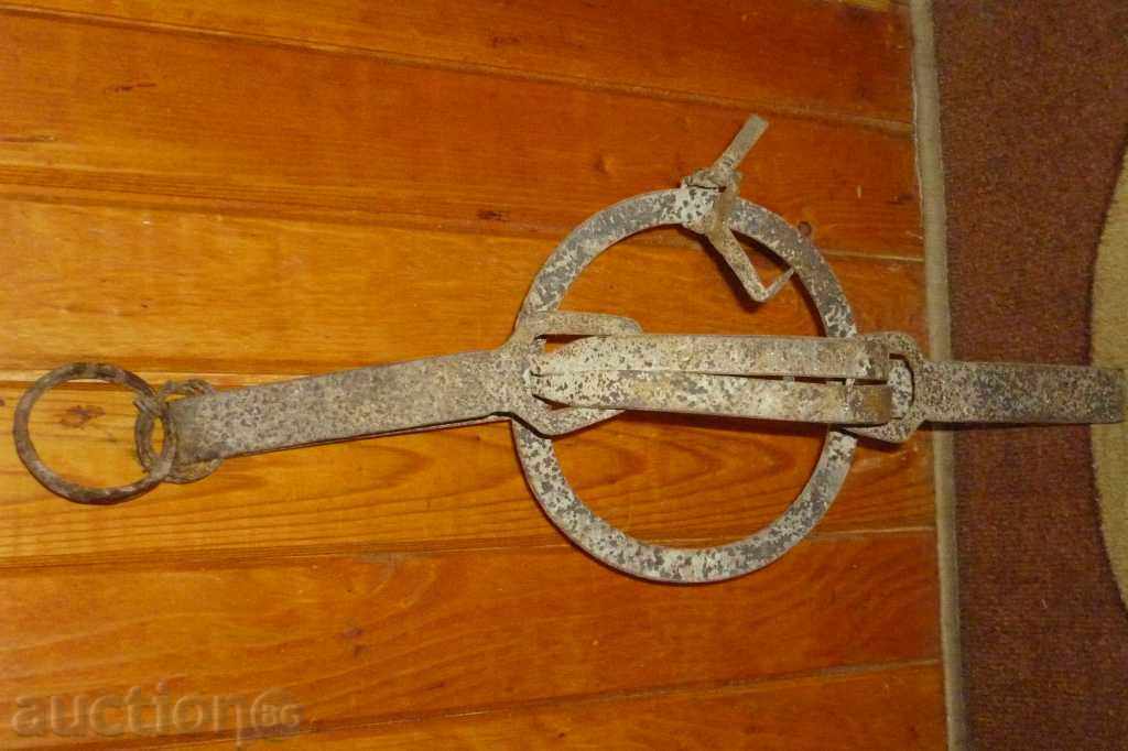 An antique hand forged trap - 5 An antique hand forged trap - 5