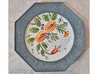 Decorative plate made of porcelain and zinc