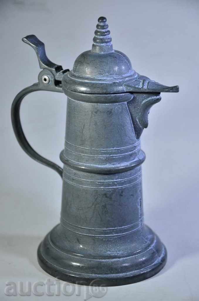 Decorative jug of zinc