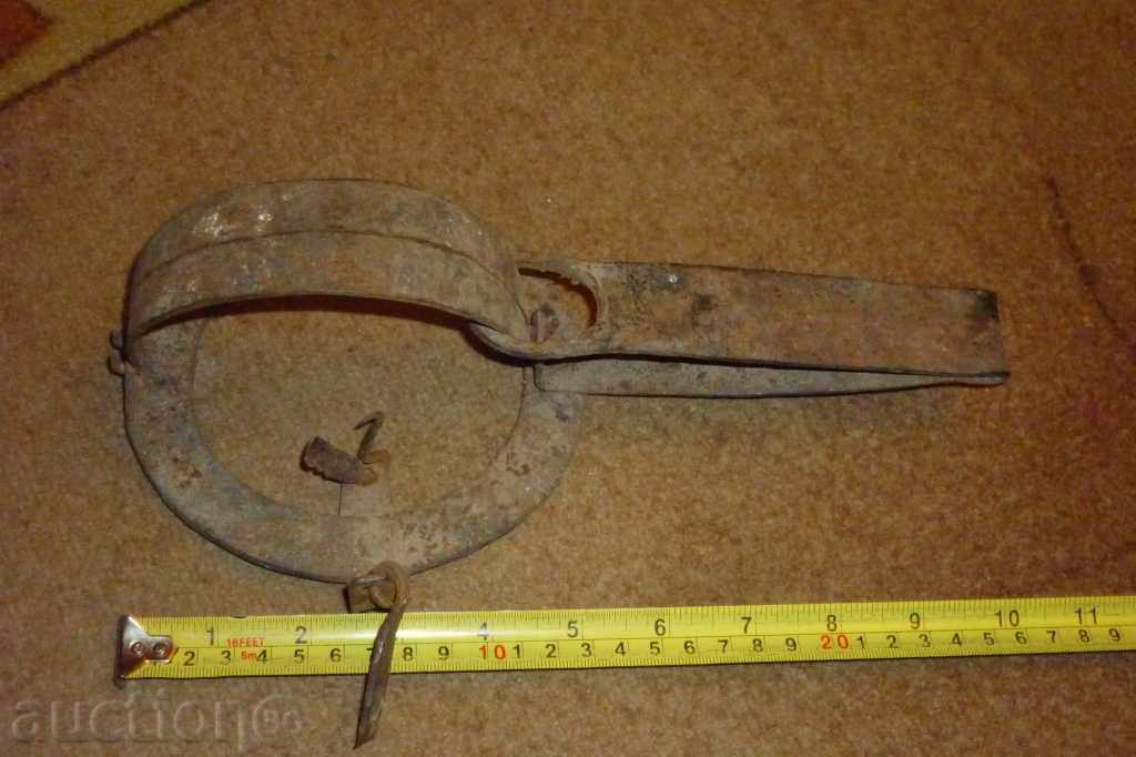 An antique hand forged trap - 5 An antique hand forged trap - 5