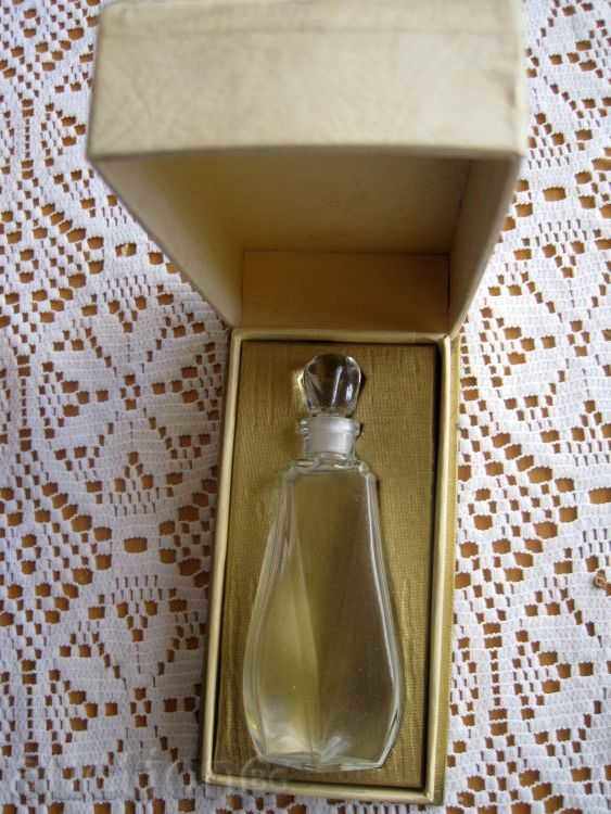 Старинно кристално шише за парфюм