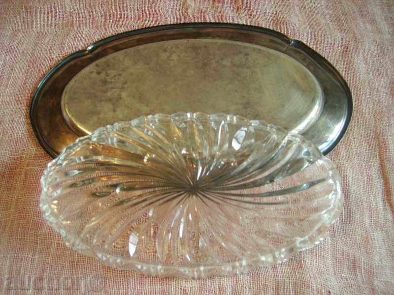 Auction I sell a glass tray with a silver plate Auction I sell a glass tray with a silver plate