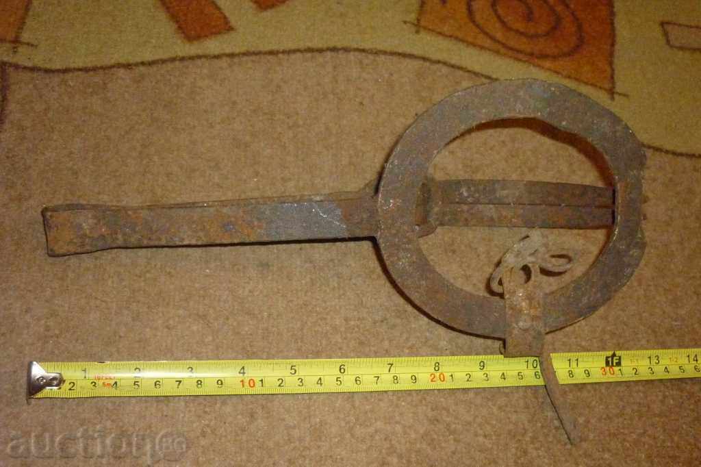 An antique hand forged trap - 5 An antique hand forged trap - 5