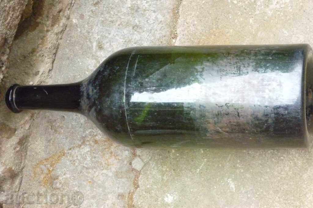 Auction  An old-fashioned bottle, a bottle of wine