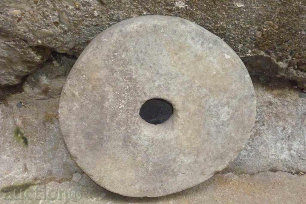 Старинен каменен диск, колело от ръчна мелница хромел