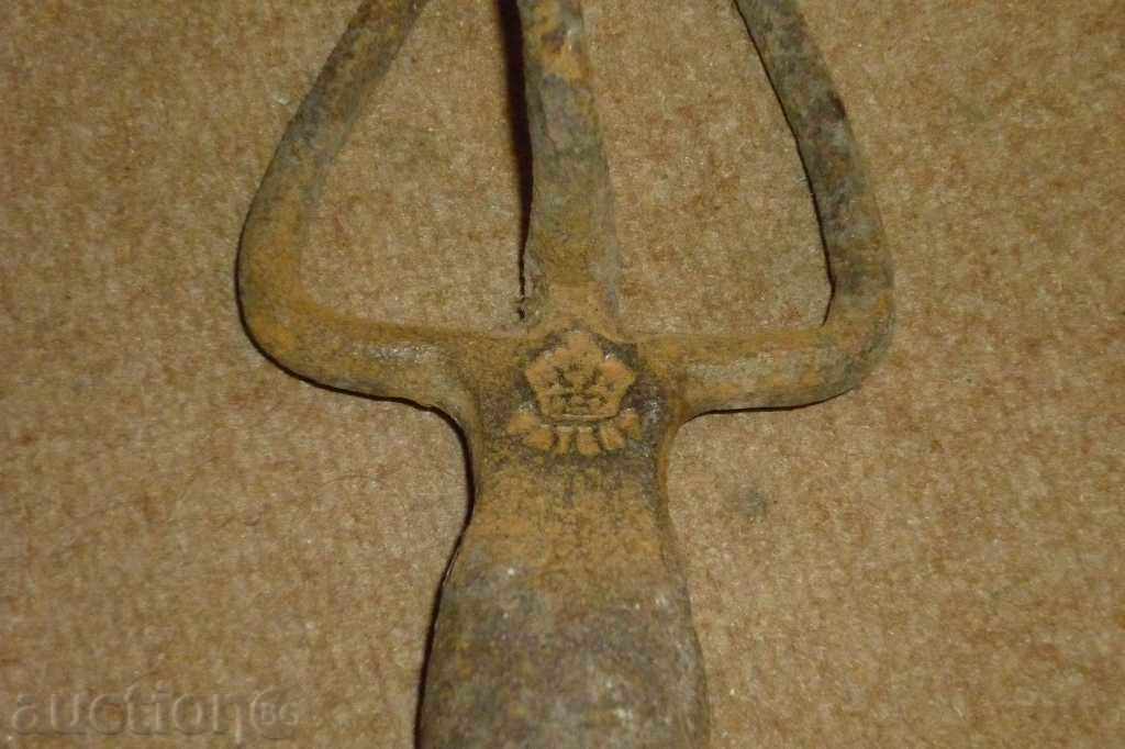 Auction An old profiled villa, tool Auction An old profiled villa, tool