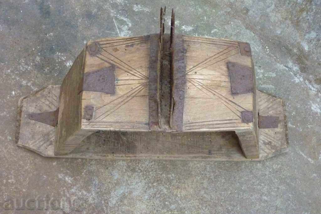 Auction An anchor, a spade, a wooden, a towel, a spoon Auction An anchor, a spade, a wooden, a towel, a spoon