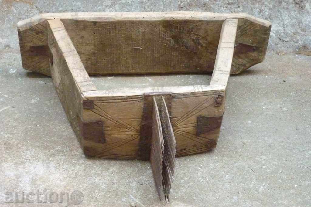 Delivery of An anchor, a spade, a wooden, a towel, a spoon Delivery of An anchor, a spade, a wooden, a towel, a spoon