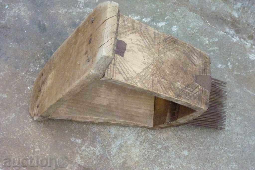 An anchor, a spade, a wooden, a towel, a spoon - 6 An anchor, a spade, a wooden, a towel, a spoon - 6