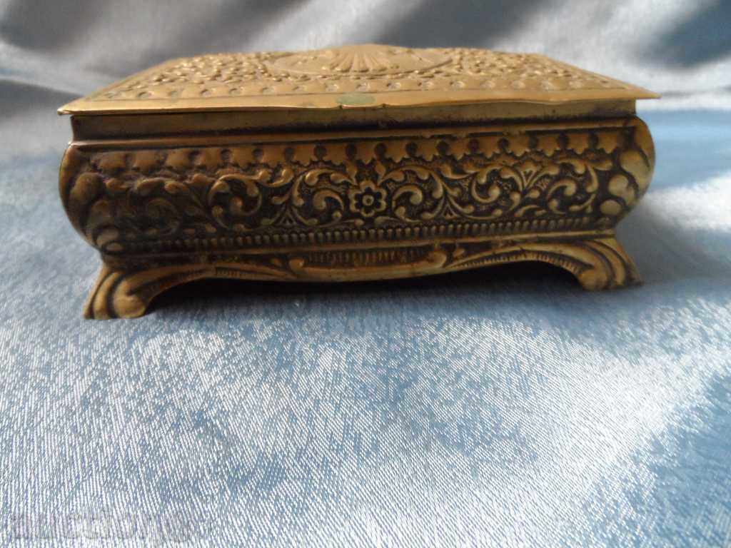 стара кутия с цена 200.00 лв. | € 102.26 стара кутия с цена 200.00 лв. | € 102.26