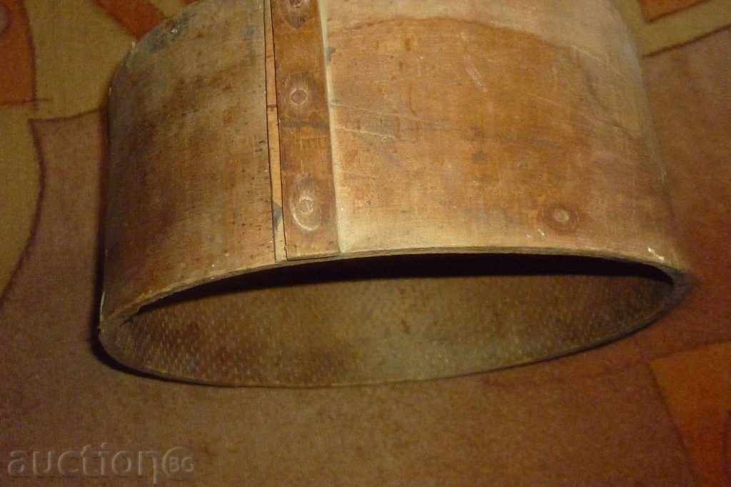 Vechi din lemn obroc, lemn, Bucket, obroc, cupă cu preț 50.00 BGN | € 25.56 Vechi din lemn obroc, lemn, Bucket, obroc, cupă cu preț 50.00 BGN | € 25.56