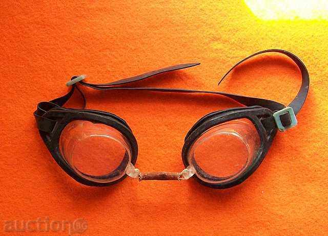 SWIMMING GOGGLES