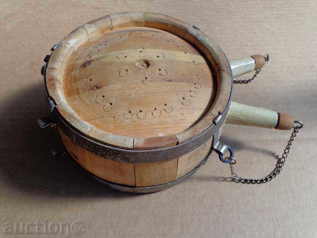 Auction Buckel, a vase, a wooden pave Auction Buckel, a vase, a wooden pave