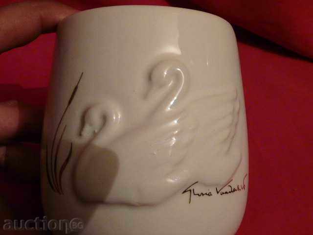 Delivery of porcelain with swans Delivery of porcelain with swans