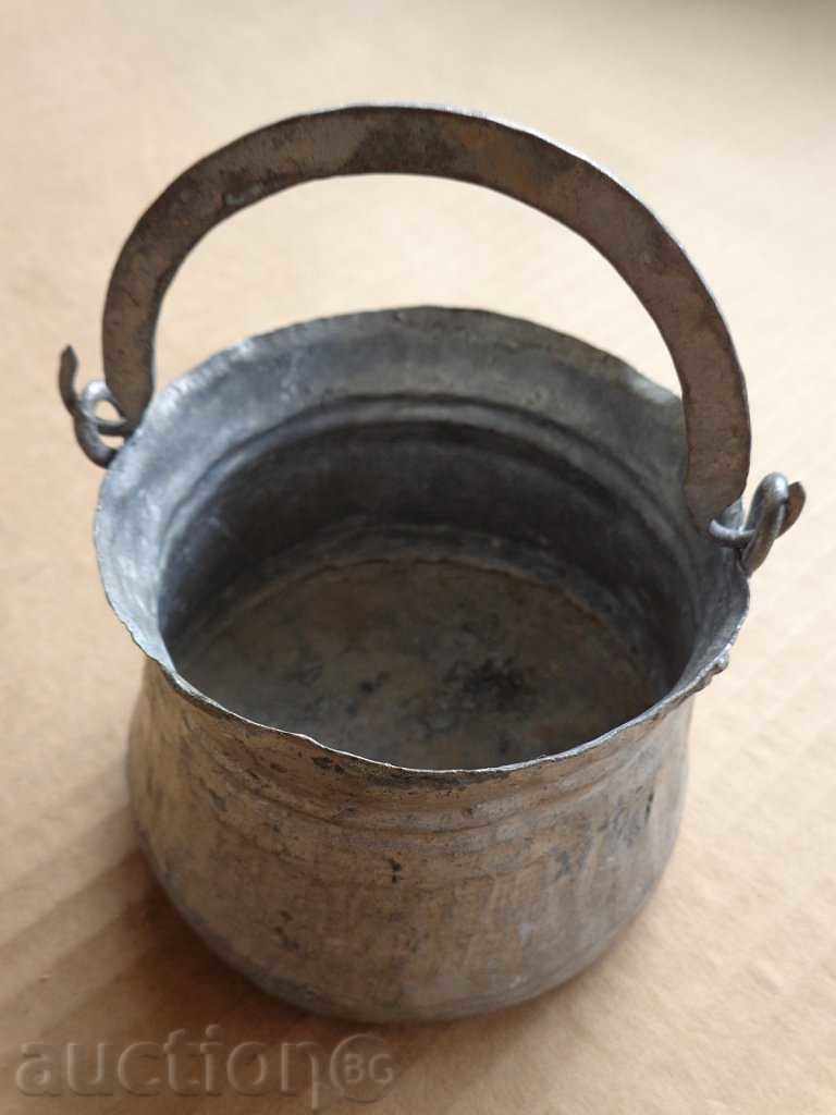 Delivery of Old copper minion, copper, cauldron Delivery of Old copper minion, copper, cauldron