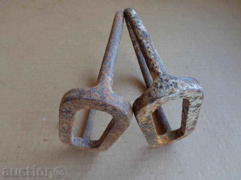 Δημοπρασία Ένα ζευγάρι αναβολείς για ένα άλογο ιππικού Δημοπρασία Ένα ζευγάρι αναβολείς για ένα άλογο ιππικού