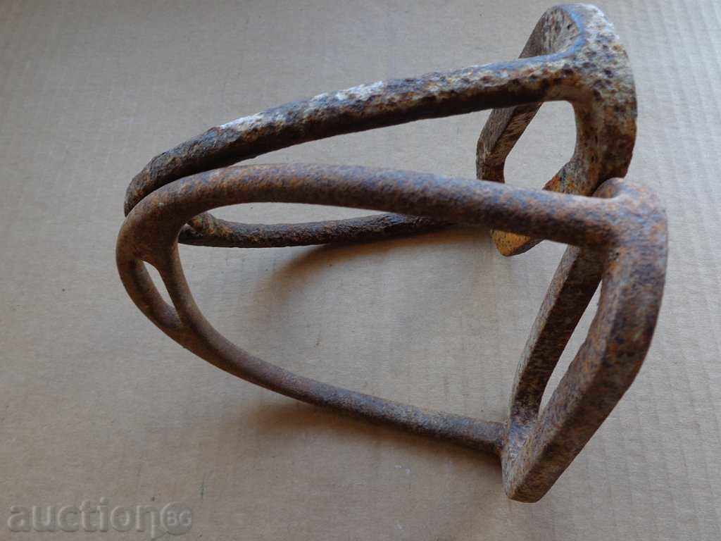 Παράδοση Ένα ζευγάρι αναβολείς για ένα άλογο ιππικού Παράδοση Ένα ζευγάρι αναβολείς για ένα άλογο ιππικού