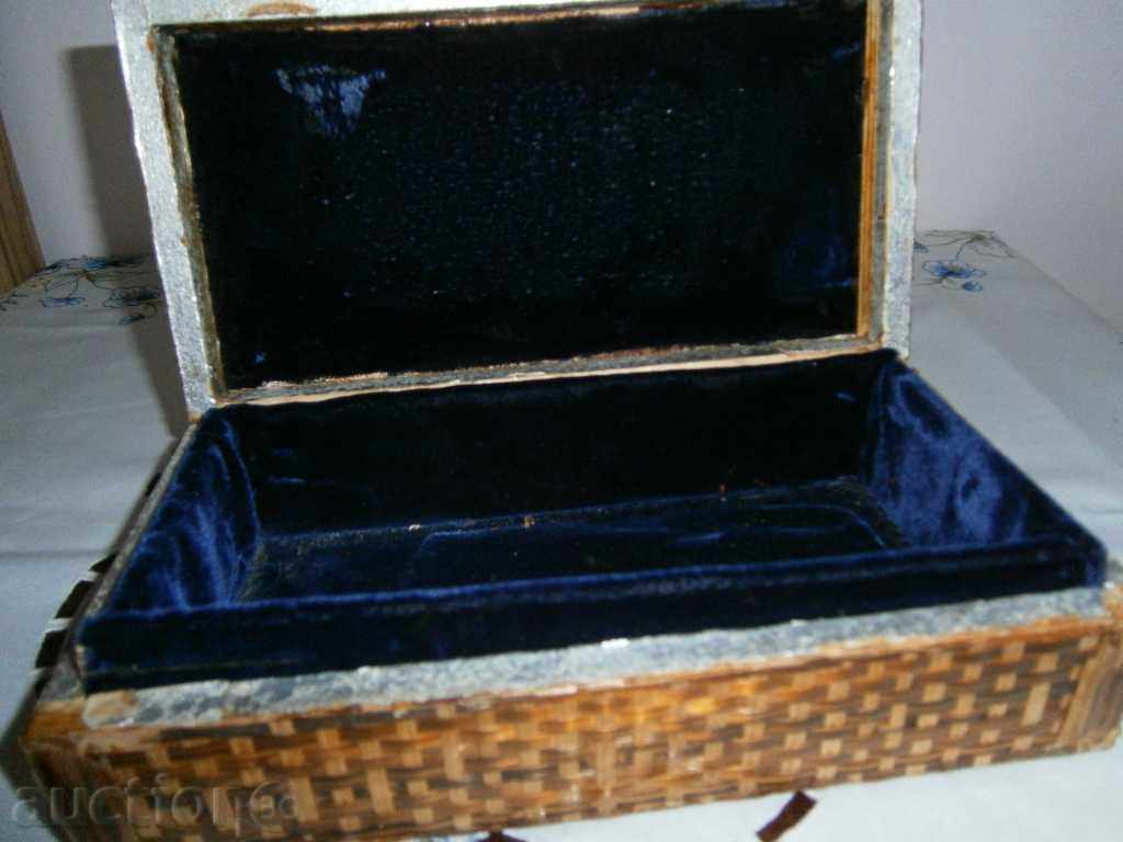 Licitație CUTIE VECHE