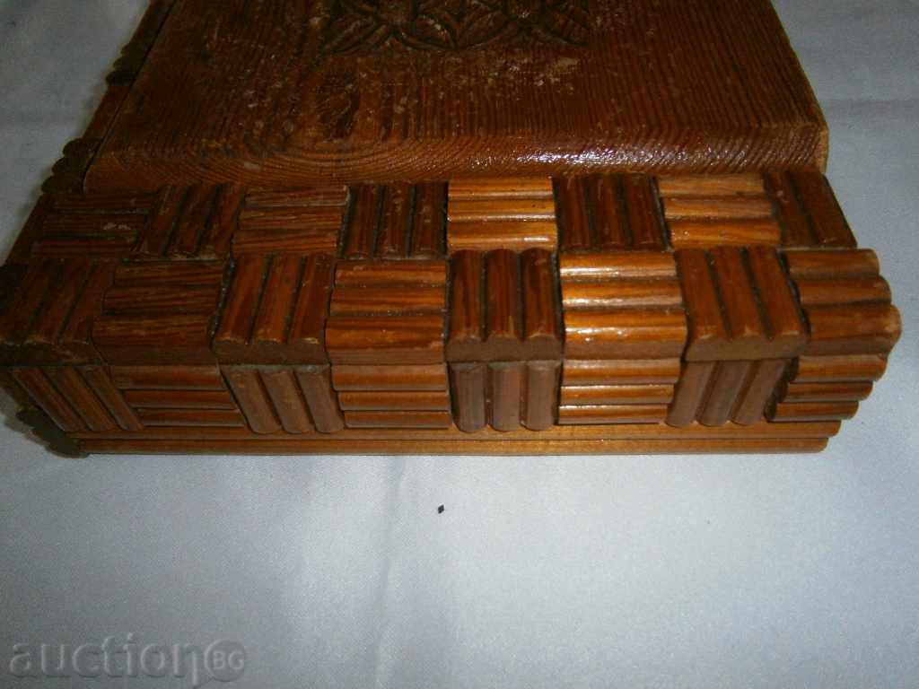 OLD WOODEN JEWELRY BOX with price 15.00 BGN | € 7.67 OLD WOODEN JEWELRY BOX with price 15.00 BGN | € 7.67