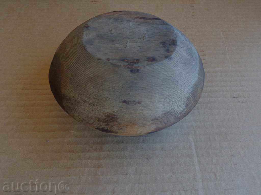 Auction An old wooden bowl, a salt pan, a sugar bowl, a bowl Auction An old wooden bowl, a salt pan, a sugar bowl, a bowl